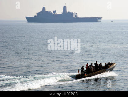 121208-N-4419852-023 U.S. 5ÈME ZONE DE RESPONSABILITÉ DE LA FLOTTE (31 déc. 8, 2012) marins affectés visite, conseil, perquisition et saisie (VBSS) à bord de l'équipe de transport amphibie USS landing ship dock Green Bay (LPD 20) retour au bateau après avoir effectué la formation VBSS. Green Bay fait partie de la groupe amphibie de Peleliu et avec la 15e unité expéditionnaire de Marines embarqués (15e MEU) est déployée à l'appui d'opérations de sécurité maritime et les efforts de coopération en matière de sécurité dans le théâtre dans la 5e Flotte des États-Unis zone de responsabilité. (U.S. Photo par marine Spécialiste de la communication de masse 3 classe Shawn Banque D'Images