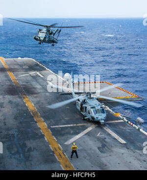 Un CH-53E Sea Stallion Super hélicoptère affecté à 31e Marine Expeditionary Unit (MEU) 31e élément de combat de l'Aviation se prépare à atterrir sur le pont pendant les opérations de vol à bord du navire d'assaut amphibie USS Peleliu (LHA 5). Peleliu est sur son dernier déploiement prévu pour la région du Pacifique occidental dans la 7e Flotte des États-Unis à l'appui de la zone de responsabilité de la sécurité et de la stabilité dans la région du Pacifique-Indo-Asia avant la mise hors service au début de l'année prochaine. (U.S. Photo par marine Spécialiste de la communication de masse 3 classe Ryan J. Batchelder/libérés) effectue des opérations de vol de Peleliu 141029-N-EH218- Banque D'Images