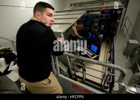 Le premier maître de Christopher Frank, chef machiniste's mate, observe les marins en utilisant le sous-marin du formateur pour apprendre les opérations sous-marines au cours de l'école de base sous-marin enrôlé à Naval Submarine Base New London, Connecticut, à Groton 293129 Action Banque D'Images