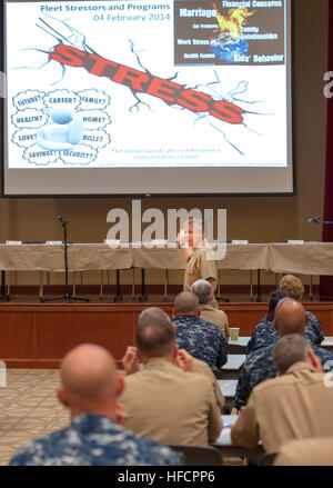 140204-N-WF272-043 PEARL HARBOR (fév. 4, 2014) Arrière Adm. Rick Williams, commandant de la région marine d'Hawaï et du Pacifique au milieu du groupe de Surface de la Marine, sur le sujet de stress pendant une flotte du Pacifique des États-Unis et commandant de la région navale de préparation personnelle au sommet Hawaii Joint Base Harbor-Hickam Pearl. Le sommet est organisé chaque année pour fournir de l'information sur la formation et les programmes disponibles dans les services militaires ainsi que de promouvoir la discussion et la rétroaction des officiers et des soldats. (U.S. Photo par marine Spécialiste de la communication de masse 3 Classe Diana Quinlan/libérés) Somme de préparation personnelle Banque D'Images