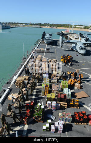 Les Marines américains affectés à la 22e unité expéditionnaire maritime et les marins affectés à la station de transport amphibie USS Mesa Verde (LPD 19) charge boîtes de nourriture et de fournitures sur le bateau tandis qu'il ravitaille à la station navale de Rota, Espagne, le 24 février 2014. Les marins et soldats étaient des efforts de sécurité et de fournir une capacité d'intervention de crise aux États-Unis la 5ème et la 6ème flotte domaines de responsabilité. (U.S. Photo par marine Spécialiste de la communication de masse 2e classe M. Shannon Smith/PHIBLEX) Parution 140224-N-BD629-533 Banque D'Images