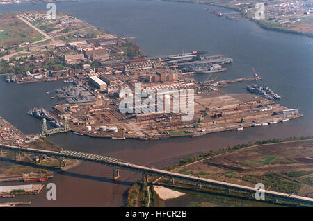 Une vue aérienne oblique haut de la Philadelphia Naval Shipyard à est/sud-est. Le chantier fermé le 30 septembre 1995, mais l'intermédiaire de l'Installation de maintenance des navires de la Marine (NIMSF) continuera à stocker hors service et mise en sommeil en navires. Actuellement en entreposage au chantier naval sont deux cuirassés, un croiseur lourd, deux porte-avions, deux navires d'assaut amphibie, deux AEs, deux AOs, deux, l'un AOR AFS, quatre groupes consultatifs, les DSDS neuf et sept FFs et de nombreux petits auxiliaires. Chantier naval de Philadelphie2 Banque D'Images