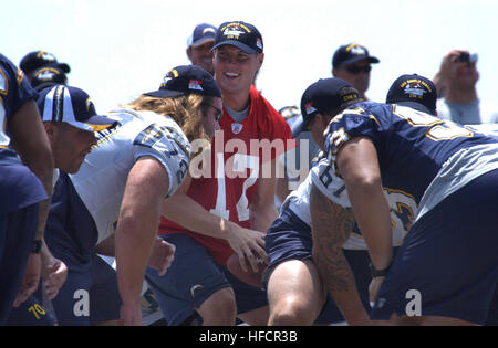 060811-N-4776G-095 San Diego, Californie (16 août 2000 11, 2006) - Départ pour le stratège National Football League (NFL) San Diego Chargers, Philip Rivers (17), prend le jonc du Centre, Nick Hardwick (61), au cours d'une pratique de la lumière sur l'envol du USS Ronald Reagan (CVN 76). Les chargeurs a tenu à bord de la pratique le plus récent de la Marine porte-avions à propulsion nucléaire en préparation de leur premier match pré-saison contre les Packers de Green Bay, le 12 août. Au cours des cérémonies d'avant-match, un jeu de reconnaissance impliquera Ronald Reagan marins et le déploiement d'un drapeau américain géant afficher. Banque D'Images