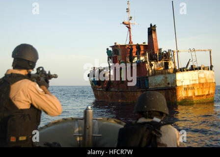 090513-N-0743B-084 GOLFE D'ADEN (13 mai 2009) Les membres d'une visite, un conseil, une perquisition et saisie (VBSS) Équipe du croiseur lance-missiles USS Gettysburg (CG 64) et américaine, l'équipe d'application de la tactique du détachement Sud 409 pirates présumés capture après avoir répondu à un signal de détresse d'un navire de commerce tout en fonctionnant dans les Forces maritimes combinées (FMC) Domaine de responsabilité dans le cadre de la Force opérationnelle interalliée (CTF) 151. La CTF 151 est une force opérationnelle multinationale établi pour mener des opérations de contre-piraterie en vertu d'un mandat fondé sur la mission tout au long de la zone de responsabilité du FMC à det activement Banque D'Images