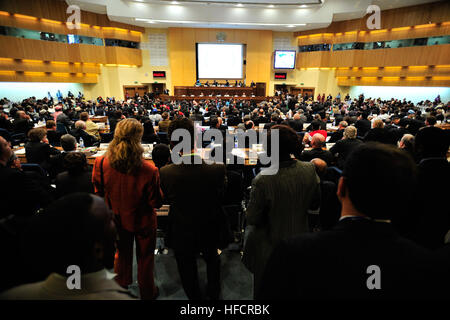 Les dirigeants africains et des diplomates étrangers s'asseoir dans la salle plénière de l'immeuble des Nations Unies à Addis-Abeba, Ethiopie, lors de la 12e Union Africaine (UA), le 2 février 2009 Sommet. L'Assemblée générale a accepté l'offre de la République de Madagascar d'accueillir la 13ème Session Ordinaire à Antananarivo, Madagascar, en juin 2009. L'UA entend mettre l'accent sur le thème "Investir dans l'Agriculture pour la croissance économique et la sécurité alimentaire." (U.S. Photo par marine Spécialiste de la communication de masse 2e classe Jesse B. Awalt/libérés) Salle plénière, 12e Sommet de l'UA, 090202-N-0506A-291 Banque D'Images