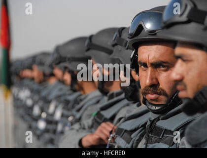 KANDAHAR, Afghanistan -- membres de la garde d'honneur pour la Police nationale afghane d'attendre l'arrivée de l'Équipe provinciale de gouverneur pour la PNA Wisa Turyalay Sud cérémonie de remise de diplômes à la formation des recrues Camp dans la province de Kandahar le 26 février 2009. La cérémonie a marqué la fin d'un cours de formation de huit semaines qui a obtenu 354 nouveaux membres au sein de la PNA. Photo de la FIAS par U.S. Navy Maître de 2e classe X. Aramis Ramirez (publié) police de Kandahar en 2009-2 Banque D'Images