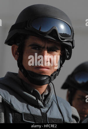 KANDAHAR, Afghanistan -- un membre de la garde d'honneur pour la Police nationale afghane attend l'arrivée du gouverneur de la province de Kandahar pour la PNA Wisa Turyalay Sud cérémonie de remise de diplômes à la formation des recrues Camp dans la province de Kandahar le 26 février 2009. La cérémonie a marqué la fin d'un cours de formation de huit semaines qui a obtenu 354 nouveaux membres au sein de la PNA. Photo de la FIAS par U.S. Navy Maître de 2e classe X. Aramis Ramirez (publié) police de Kandahar en 2009-5 Banque D'Images