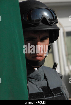 KANDAHAR, Afghanistan -- un membre de la garde d'honneur pour la Police nationale afghane attend l'arrivée du gouverneur de la province de Kandahar pour la PNA Wisa Turyalay Sud cérémonie de remise de diplômes à la formation des recrues Camp dans la province de Kandahar le 26 février 2009. La cérémonie a marqué la fin d'un cours de formation de huit semaines qui a obtenu 354 nouveaux membres au sein de la PNA. Photo de la FIAS par U.S. Navy Maître de 2e classe X. Aramis Ramirez (publié) police de Kandahar en 2009-4 Banque D'Images