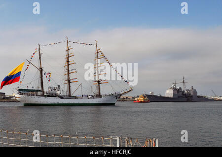 Le navire-école de la marine colombienne Gloria ARC arrive à la Station Navale de Mayport, Fla., 10 mai 2012, pour une visite du port. Comme le navire amiral de la marine colombienne, le 76 mètres, trois-mâts de navire à voile a été utilisé pour l'instruction des cadets de l'Académie de la marine colombienne. (U.S. Photo par marine Spécialiste de la communication de masse 2e classe Sel Cebe) visite de Port 120510-N-MK583-106 Banque D'Images