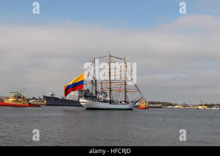 Le navire-école de la marine colombienne Gloria ARC arrive à la Station Navale de Mayport, Fla., 10 mai 2012, pour une visite du port. Comme le navire amiral de la marine colombienne, le 76 mètres, trois-mâts de navire à voile a été utilisé pour l'instruction des cadets de l'Académie de la marine colombienne. (U.S. Photo par marine Spécialiste de la communication de masse 2e classe Sel Cebe) visite de Port 120510-N-MK583-121 Banque D'Images