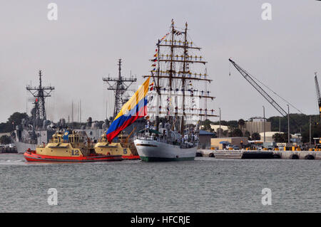 Le navire-école de la marine colombienne Gloria ARC arrive à la Station Navale de Mayport, Fla., 10 mai 2012, pour une visite du port. Comme le navire amiral de la marine colombienne, le 76 mètres, trois-mâts de navire à voile a été utilisé pour l'instruction des cadets de l'Académie de la marine colombienne. (U.S. Photo par marine Spécialiste de la communication de masse 2e classe Sel Cebe) visite de Port 120510-N-MK583-168 Banque D'Images