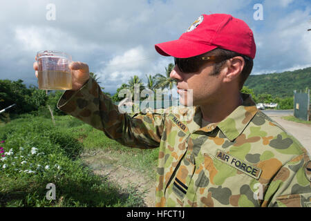 150624-N-MK341-012 Kolonia, Pohnpei (24 juin 2015) - Le vol de l'eau David Nakken examine pour les larves de moustiques Le 24 juin. Nakken fait partie d'une équipe de médecine préventive à l'essai les moustiques pour les maladies. Les États fédérés de Micronésie est le Commandement du transport maritime militaire navire grande vitesse mixte de l'USNS Millinocket (JHSV 3) deuxième arrêt du Partenariat du Pacifique 2015. Millinocket sert de plate-forme de l'enseignement secondaire pour Pacific Partnership, dirigé par un élément de commandement de la force expéditionnaire de la Marine, 30e Régiment de construction navale (30 RCN) de Port Hueneme, Californie maintenant dans sa 10ème itération, partenaire du Pacifique Banque D'Images