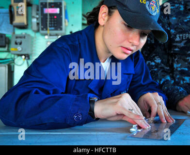 100310-N-4774B-112 de l'OCÉAN ATLANTIQUE (10 mars 2010) Apprenti matelot timonier, Kimberly Ramirez, à partir de Las Vegas, utilise une règle de calcul pour calculer le graphique des mesures sur le pont du croiseur lance-missiles USS Bunker Hill (CG 52). Bunker Hill est en cours au large de la côte de l'Argentine des Mers du 2010, un Commandement Sud des forces navales des États-Unis Partenariat des Amériques de la stratégie d'engagement maritime pour renforcer la stabilité régionale et à renforcer les relations entre les partenaires régionaux. (U.S. Photo par marine Spécialiste de la communication de masse 2e classe Daniel Barker/libérés) Quatermaster Seaman Banque D'Images