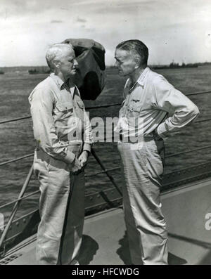 140219-N-ZZ999-101 photo #  : 80-G-34822 l'amiral Chester Nimitz W., USN, commandant en chef Pacifique et l'océan Pacifique (à gauche), et l'amiral William F. Halsey, USN, commandant de la région du Pacifique Sud et du Pacifique Sud, confèrent force à bord de l'USS Curtiss (AV-4) au "Bouton" Base Navale, Espiritu Santo, Nouvelles Hébrides, 20 janvier 1943. La Marine américaine officielle Photographie Adm. W. Chester Nimitz et adm. William F. Halsey 430120-N-ZZ999-101 Banque D'Images