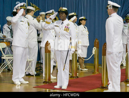 Adm arrière. Annie Andrews arrière relevée Adm. Earl Gay comme commandant de recrutement pour la Marine commandement lors d'une cérémonie le 29 août 2013, à la base navale américaine de Millington, Tennessee Mid-South (U.S. Photo par Marine Communication Specialst 2e classe Amanda Sullivan/REALEASED) Adm arrière. Andrews prend le commandement du recrutement pour la Marine 130829 Commande-N-OT405-015 Banque D'Images