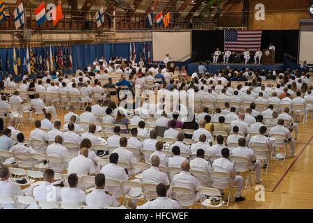 150904-N-LN619-039 MILLINGTON, Tennessee (sept. 4, 2015) Arrière Adm. Annie B. Andrews, commandant, Commandement de recrutement pour la Marine, parle au cours de recrutement pour la marine du Commandement cérémonie de passation de commandement à la base navale américaine de Mid-South le 4 septembre. Recrutement pour la marine commande est chargé de recruter les meilleurs hommes et femmes pour l'Amérique la Marine canadienne. (U.S. Photo par marine Spécialiste de la communication de masse Preston 3e classe/Paglinawan) Parution Adm arrière. Hughes prend le commandement du recrutement pour la Marine 150904 Commande-N-LN619-039 Banque D'Images