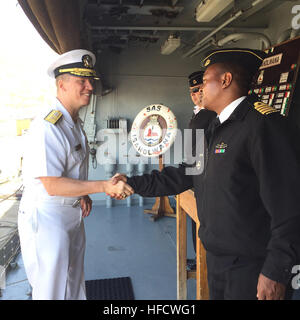 150508-N-ZZ999-002 SIMONS Town, Afrique du Sud (8 mai 2015) 6e vice-commandant de la flotte américaine Adm arrière. Tom Reck, gauche, est accueilli par le capitaine à bord d'Mbotho Jabu la frégate de la marine sud-africaine Isandlwana SAS (F146) lors d'une visite, l'engagement du chef du 8 mai 2015. (U.S. Photo/marine) Parution Adm arrière. Tom Reck, gauche, est accueilli par le capitaine Jabu Mbotho Banque D'Images