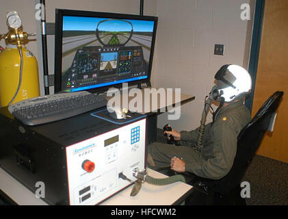 070216-N-6247M-009 Whidbey Island, Washington (16 févr. 2007) Ð Le Lieutenant Cmdr. James McAllister, de San Diego (Californie) se trouve dans le simulateur pendant un vol d'essai en utilisant le nouveau dispositif de respiration d'oxygène réduite (ROBD). L'ROBD est un appareil portable qui offre un mélange d'air, d'azote et l'oxygène pour l'équipage, la simulation d'une altitude désirée. Combiné avec un simulateur de vol l'effet ultime réplique une altitude hypoxie induite par l'événement. McAllister est le directeur de la survie de l'Aviation Training Centre à l'île de Whidbey. U.S. Navy photo by Mass Communication Specialist 1re classe Bruce McVicar (PRESSE Banque D'Images