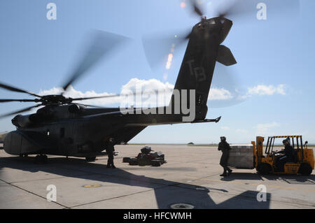 GUANTANAMO BAY, Cuba - Palettes de repas prêts-à-manger sont chargés à bord d'un MH-53E Sea Dragon hélicoptère en direction d'Haïti à la station navale des États-Unis à Guantanamo Bay, le 22 janvier 2010. Les membres en service de l'hélicoptère de la Marine Lutte contre les 14 et 15 de l'Escadron, déployés à l'appui de l'opération réponse unifiée, sont le transport de personnel et de fournitures d'aide aux victimes de le séisme du 12 janvier 2010 en Haïti. (Foi Guantanamo photo par Marine Maître de 3e classe Joshua Nistas) NON - Autorisation de diffusion publique. Pour plus de renseignements, communiquez avec le Groupe de travail mixte des affaires publiques, à Guantanamo 01 Banque D'Images