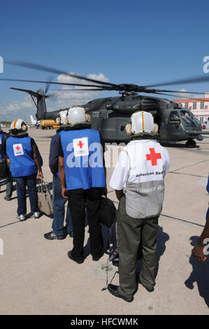 GUANTANAMO BAY, Cuba - les volontaires de la Croix-Rouge américaine à bord d'un MH-35E Sea Dragon hélicoptère en direction d'Haïti à la station navale des États-Unis à Guantanamo Bay d'aviation, le 22 janvier 2010. Les membres en service de l'hélicoptère de la Marine Lutte contre les 14 et 15 de l'Escadron, déployés à l'appui de l'opération réponse unifiée, sont le transport de personnel et de fournitures d'aide aux victimes de le séisme du 12 janvier 2010 en Haïti. (Foi Guantanamo photo par Marine Maître de 3e classe Joshua Nistas) NON - Autorisation de diffusion publique. Pour plus de renseignements, communiquez avec le Groupe de travail mixte des affaires publiques, à Guantanamo Banque D'Images