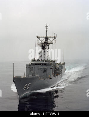 Port aérien de la Bow view classe Oliver Hazard Perry frégate lance-missiles USS RENTZ (FFG 46) en cours pendant les essais en mer. Rentz en cours Banque D'Images