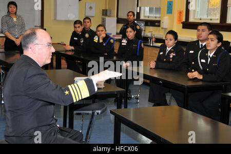 Adm. J. C. Harvey Jr., commandant, United States fleet Forces Command, parle avec des étudiants de l'Académie Navale G. Hyman Rickover. Harvey visité Rickover, un lycée Naval Academy avec plus de 400 cadets de la Marine ROTC Junior, dans le cadre de la Chicago Public Schools principal, pour un programme de jour. Le programme a été établi comme un événement annuel par le Bureau du Maire de Chicago en 1998. Adm. J. C. Harvey Jr., commandant, United States fleet Forces Command, des entretiens avec des étudiants de l'Académie Navale de Hyman Rickover G. Banque D'Images