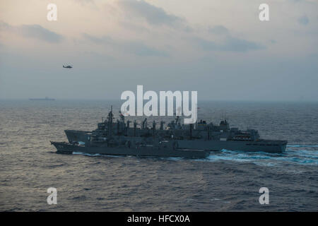 160222-N-BR087-241 MER DES PHILIPPINES (fév. 22, 2016) - Force d'autodéfense maritime japonais Tsukumo-class destroyer Samidare JDS (DD-106) et de missiles de l'USS Stockdale (DDG 106) reçoivent un mélange de biocarburants avancés à partir de l'appui au combat fast ship USNS Rainier (T-AOE 7) au cours d'un ravitaillement en mer. Fournir un prêt à l'appui de la force de sécurité et de stabilité dans la Indo-Asia-Pacifique, le John C. Stennis Strike Group fonctionne comme partie de la grande flotte verte sur une 7e flotte le déploiement. (U.S. Photo par marine Spécialiste de la communication de masse Seaman Cole C. R/Pielop Banque D'Images