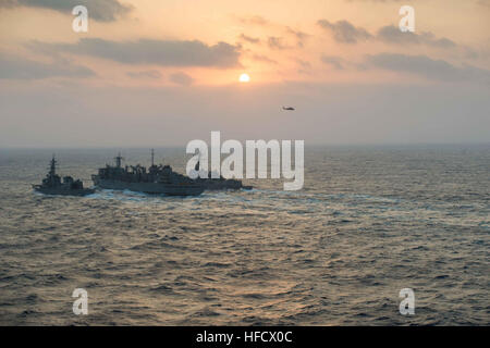 160222-N-BR087-300 MER DES PHILIPPINES (fév. 22, 2016) - Force d'autodéfense maritime japonais Tsukumo-class destroyer Samidare JDS (DD-106) et de missiles de l'USS Stockdale (DDG 106) reçoivent un mélange de biocarburants avancés à partir de l'appui au combat fast ship USNS Rainier (T-AOE 7) au cours d'un ravitaillement en mer. Fournir un prêt à l'appui de la force de sécurité et de stabilité dans la Indo-Asia-Pacifique, le John C. Stennis Strike Group fonctionne comme partie de la grande flotte verte sur une 7e flotte le déploiement. (U.S. Photo par marine Spécialiste de la communication de masse Seaman Cole C. R/Pielop Banque D'Images