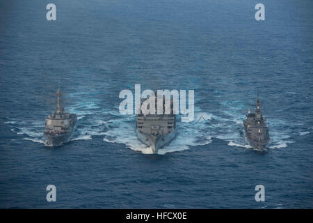 160222-N-BR087-358 MER DES PHILIPPINES (fév. 22, 2016) - Force d'autodéfense maritime japonais Tsukumo-class destroyer Samidare JDS (DD-106) et de missiles de l'USS Stockdale (DDG 106) reçoivent un mélange de biocarburants avancés à partir de l'appui au combat fast ship USNS Rainier (T-AOE 7) au cours d'un ravitaillement en mer. Fournir un prêt à l'appui de la force de sécurité et de stabilité dans la Indo-Asia-Pacifique, le John C. Stennis Strike Group fonctionne comme partie de la grande flotte verte sur une 7e flotte le déploiement. (U.S. Photo par marine Spécialiste de la communication de masse Seaman Cole C. R/Pielop Banque D'Images