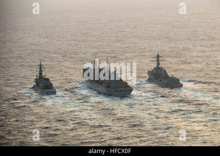 160222-N-BR087-382 MER DES PHILIPPINES (fév. 22, 2016) - Force d'autodéfense maritime japonais Tsukumo-class destroyer Samidare JDS (DD-106) et de missiles de l'USS Stockdale (DDG 106) reçoivent un mélange de biocarburants avancés à partir de l'appui au combat fast ship USNS Rainier (T-AOE 7) au cours d'un ravitaillement en mer. Fournir un prêt à l'appui de la force de sécurité et de stabilité dans la Indo-Asia-Pacifique, le John C. Stennis Strike Group fonctionne comme partie de la grande flotte verte sur une 7e flotte le déploiement. (U.S. Photo par marine Spécialiste de la communication de masse Seaman Cole C. R/Pielop Banque D'Images