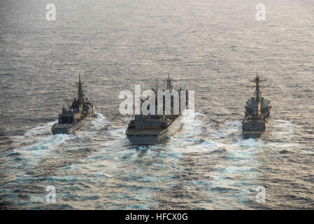 160222-N-BR087-459 MER DES PHILIPPINES (fév. 22, 2016) - Force d'autodéfense maritime japonais Tsukumo-class destroyer Samidare JDS (DD-106) et de missiles de l'USS Stockdale (DDG 106) reçoivent un mélange de biocarburants avancés à partir de l'appui au combat fast ship USNS Rainier (T-AOE 7) au cours d'un ravitaillement en mer. Fournir un prêt à l'appui de la force de sécurité et de stabilité dans la Indo-Asia-Pacifique, le John C. Stennis Strike Group fonctionne comme partie de la grande flotte verte sur une 7e flotte le déploiement. (U.S. Photo par marine Spécialiste de la communication de masse Seaman Cole C. R/Pielop Banque D'Images