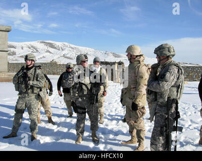 Le cmdr. Timothy Callahan, commandant de l'Équipe provinciale de reconstruction, parle avec Adm. Jonathan W. Greenert, commandant de la flotte américaine de la Force terrestre, à un site de construction de l'école. L'école est un des nombreux projets visant à appuyer la mission de l'EPR de favoriser le développement économique et le renforcement de la capacité des provinces. Adm. Jonathan W. Greenert tours de la zone de responsabilité du Commandement Central 148609 Banque D'Images