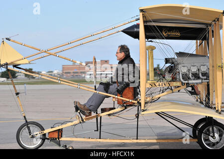 Une réplique biplan Curtiss, comme celui effectué par Eugene Ely il y a 100 ans, marquant la naissance de l'Aéronavale, débarqua à Norfolk Naval Station Chambers, 2 novembre, piloté par son propriétaire Bob Coolbaugh. Ely a volé son biplan Curtiss pusher au large de l'arc d'USS Birmingham CL-2, le 14 novembre 1910, dans les eaux de Hampton Roads, en Virginie, bi-Curtis réplique avion atterrit à Naval Station Norfolk 336942 Banque D'Images