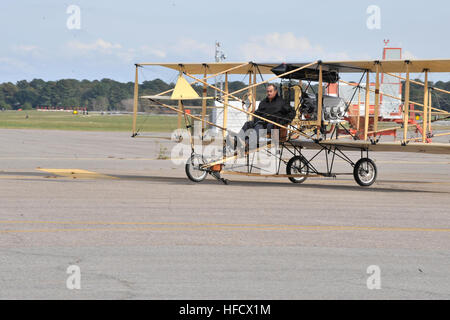 Une réplique biplan Curtiss, comme celui effectué par Eugene Ely il y a 100 ans, marquant la naissance de l'Aéronavale, débarqua à Norfolk Naval Station Chambers, 2 novembre, piloté par son propriétaire Bob Coolbaugh. Ely a volé son biplan Curtiss pusher au large de l'arc d'USS Birmingham CL-2, le 14 novembre 1910 dans les eaux de Hampton Roads, en Virginie, bi-Curtis réplique avion atterrit à Naval Station Norfolk 336941 Banque D'Images