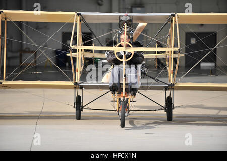 Une réplique biplan Curtiss, comme celui effectué par Eugene Ely il y a 100 ans, marquant la naissance de l'Aéronavale, débarqua à Norfolk Naval Station Chambers, 2 novembre 2010, piloté par son propriétaire Bob Coolbaugh. Ely a volé son biplan Curtiss pusher au large de l'arc d'USS Birmingham CL-2, le 14 novembre 1910 dans les eaux de Hampton Roads, en Virginie (Photo par : Maître de 1re classe Scott D. Cohen) bi-Curtis réplique avion atterrit à Naval Station Norfolk 336944 Banque D'Images