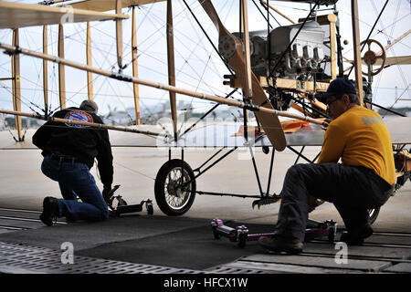 Une réplique biplan Curtiss, comme celui effectué par Eugene Ely il y a 100 ans, marquant la naissance de l'Aéronavale, débarqua à Norfolk Naval Station Chambers, 2 novembre 2010, piloté par son propriétaire Bob Coolbaugh. Ely a volé son biplan Curtiss pusher au large de l'arc d'USS Birmingham CL-2, le 14 novembre 1910 dans les eaux de Hampton Roads, en Virginie (Photo par : Maître de 1re classe Scott D. Cohen) bi-Curtis réplique avion atterrit à Naval Station Norfolk 336947 Banque D'Images