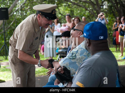 150308-N-WC566-049 PEARL HARBOR (8 mars 2015) - États-Unis Pacific Fleet Master Chief Marco Ramirez retraités accueille par le maître de Manœuvre 1re classe Jim Castaneda durant un doctorat premier maître de cérémonie à l'épinglage de l'Île Ford, Joint Base Harbor-Hickam Pearl. Le pinning cérémonie a eu lieu en l'honneur de Castaneda, qui était médicalement a pris sa retraite après avoir subi un accident vasculaire cérébral débilitant pendant le service actif en 2010. (U.S. Photo par marine Spécialiste de la communication de masse de la classe 3e Gabrielle Joyner/libérés) ancien combattant de la Marine à la retraite faite chef honoraire 150308-N-WC566-049 Banque D'Images