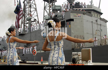 Les spectacles de danse hula en tant que famille et amis bienvenue le Pearl Harbor, frégate lance-missiles USS Reuben James retour du navire au cours de la station navale de Pearl Harbor après l'appui de la Flotte du Pacifique Mid-Pacific emploi opérationnel de combat de surface. Reuben James a également participé à des opérations conjointes aux Philippines et exercices multinationaux et SHAREM ANNUALEX 20G 159. Reuben James Hula Banque D'Images