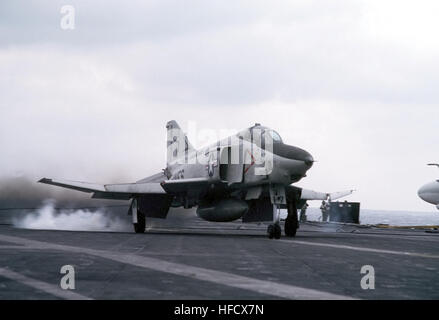 L'avion RF-4B Phantom II affecté au CV-41 effectue des opérations de reconnaissance aérienne et d'entraînement en 1983. Banque D'Images