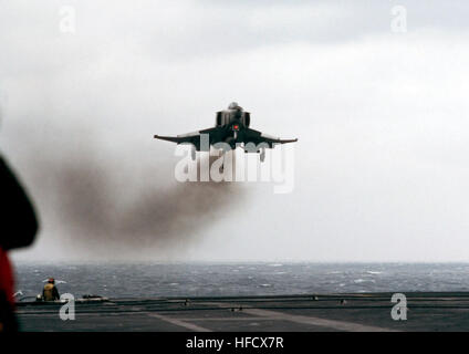 L'avion RF-4B Phantom II de l'escadron VMFP-3 s'approche du porte-avions USS Midway (CV-41) menant des opérations de vol à bord d'un porte-avions. Banque D'Images