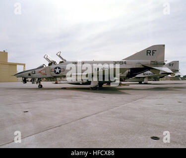 Le RF-4B Phantom II du Marine photo reconnaissance Squadron 3 (VMFP-3) est stationné sur la ligne de vol à El Toro, démontrant des capacités de reconnaissance à grande vitesse en avril 1978. Banque D'Images