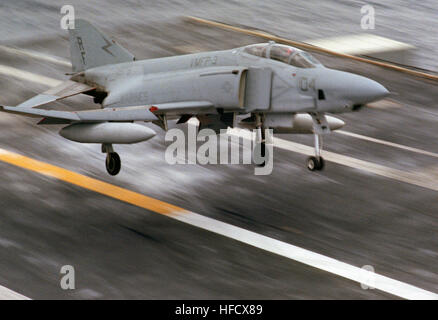 Un RF-4B Phantom II de VMFP-3 atterrit sur le pont d'envol de l'USS Eisenhower (CVN-69), un porte-avions de classe Nimitz, démontrant des opérations de reconnaissance et d'aviation à partir de porte-avions au cours des années 1980 Banque D'Images
