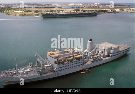 Une antenne avant bâbord vue sur le navire de ravitaillement de la flotte britannique HMS FORT GRANGE (A 385) et la sous porte-avions USS Carl Vinson (CVN 70) dans le port au cours de l'exercice RIMPAC 86. Demandes Fort Grange (A385) et l'USS Carl Vinson (CVN-70) à Pearl Harbor 1986 Banque D'Images