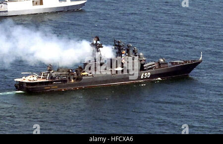 070621-N-5758H-280 de l'OCÉAN ATLANTIQUE (21 juin 2007) - Les navires suivants, missiles de l'USS Laboon (DDG 58), HMS Portland (F79) du Royaume-Uni, FS La Fayette (F710) de la France et de l'amiral Chabanenko RFS (650) de Russie, naviguer sur les eaux de l'océan Atlantique dans le cadre de FRUKUS 2007. FRUKUS, nommé d'après les pays participants a été créé en 2003 pour faciliter les discussions entre la France, la Russie, le Royaume-Uni et les États-Unis. Les pays participeront à un cours de cinq jours à l'exercice Naval Station Norfolk et dans les eaux au large de la côte de Virginie et de Caroline du Nord. Le ph de la Marine américaine Banque D'Images