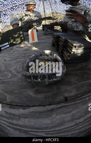 GUANTANAMO BAY, Cuba - Troopers attaché au 525e Bataillon de la Police Militaire M-16 charge magazines à Grenadillo Gamme le 10 février. La 525e est affecté à la force opérationnelle interarmées de Guantanamo. JTF Guantanamo fournit sûr, humain, juridique et transparent le soin et la garde des détenus, y compris ceux qui ont été condamnés par une commission militaire et ceux commandés libéré par un tribunal. La foi mène des activités de collecte, d'analyse et de diffusion pour la protection des détenus et du personnel travaillant dans la foi et à l'appui des installations de Guantanamo de la guerre contre le terrorisme. Guantanamo LA FOI offre une assistance à l'Offi Banque D'Images