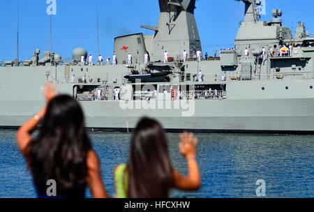 Les amis et les membres de la famille de marins à l'onde une frégate de classe ANZAC HMAS Perth (FFH 157), de la Marine royale australienne, les transits les eaux de Joint Base Harbor-Hickam Pearl pendant le congrès biennal de Rim of the Pacific (RIMPAC). Vingt-deux nations, 42 navires, 6 sous-marins, plus de 200 avions et 25 000 personnes participent à l'EXERCICE RIMPAC du 29 juin au 3 août, dans et autour des îles hawaïennes. Le plus grand exercice maritime international international RIMPAC, offre une formation unique qui aide les participants à favoriser et soutenir l'établissement de relations de coopération e Banque D'Images