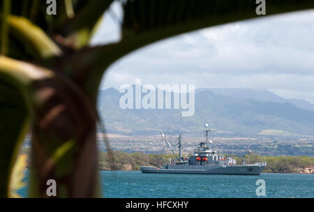 120627-N-SS993-045 PEARL HARBOR (27 juin 2012) - La commande de transport maritime militaire récupérer et sauver ship USNS Salvor (T-EI 52), tire sur la base commune en Harbor-Hickam Pearl. Vingt-deux nations, 42 navires, 6 sous-marins, plus de 200 avions et 25 000 personnes participent à la biennale de Rim of the Pacific (RIMPAC) exercice 2012 du 29 juin au 3 août, dans et autour des îles hawaïennes. Le plus grand exercice maritime international RIMPAC, offre une formation unique qui aide les participants à favoriser et soutenir les relations de coopération qui sont essentielles pour s'assurer e Banque D'Images