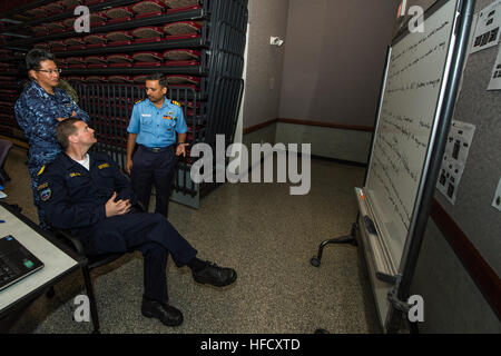 Le Japon d'autodéfense maritime Le Lieutenant Cmdr. Takayuki Akiyama, chilien de Frégate. Raul Silva, et la marine indienne Le Cmdr. Arun Kumar discuter des plans de la marine dans le centre des opérations maritimes au cours de Rim of the Pacific (RIMPAC) 2014. Vingt-deux nations, 49 navires et 6 sous-marins, plus de 200 avions et 25 000 personnes participent à l'EXERCICE RIMPAC du 26 juin au 1 août dans et autour des îles Hawaï et la Californie du Sud. Le plus grand exercice maritime international RIMPAC, offre une formation unique qui aide les participants à favoriser et soutenir la relation coopérative Banque D'Images