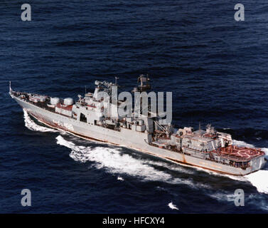 Quartier du port vue de la classe Udaloy soviétique destroyer lance-missiles ADMIRAL SPIRIDONOV en cours. AdmiralSpiridonov1986 Banque D'Images