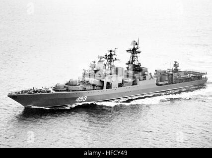 Un port bow view de la classe Udaloy soviétique destroyer lance-missiles ADMIRAL VINOGRADOV (DDG 493) en cours. AdmiralVinogradov1989 Banque D'Images